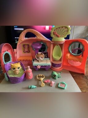 Littlest Pet Shop Get Better Center Incomplete Set
